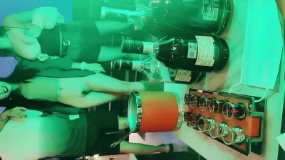 海南换妻派对：酒后失控，两个骚妻被扔上床轮番上演激战